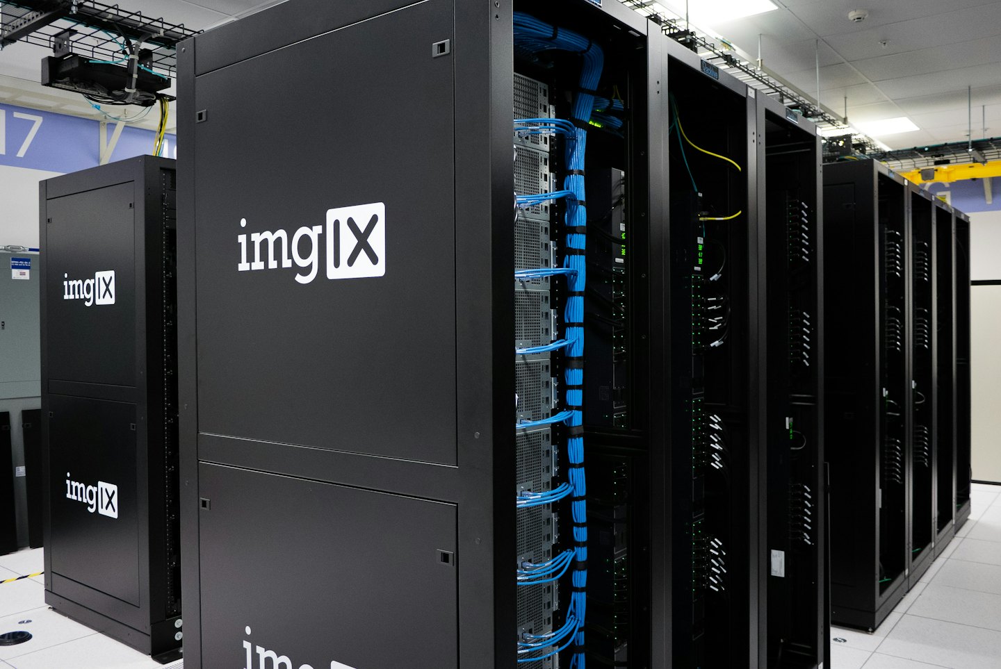 Rack di server con cavi di rete blu e gialli in un data center.