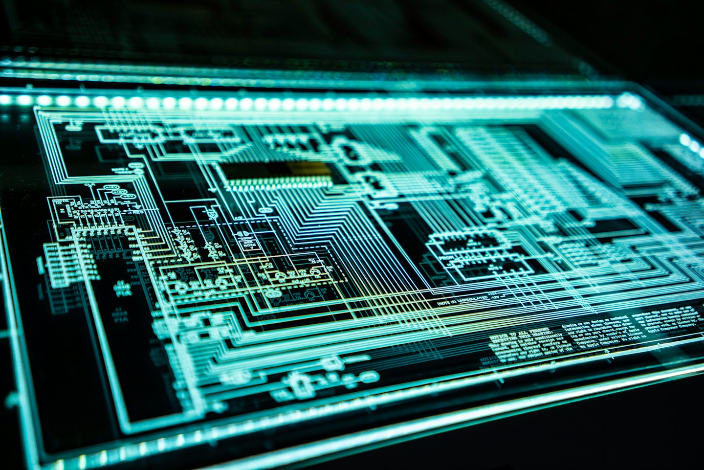 Scheda elettronica futuristica luminosa con linee e componenti intricati.